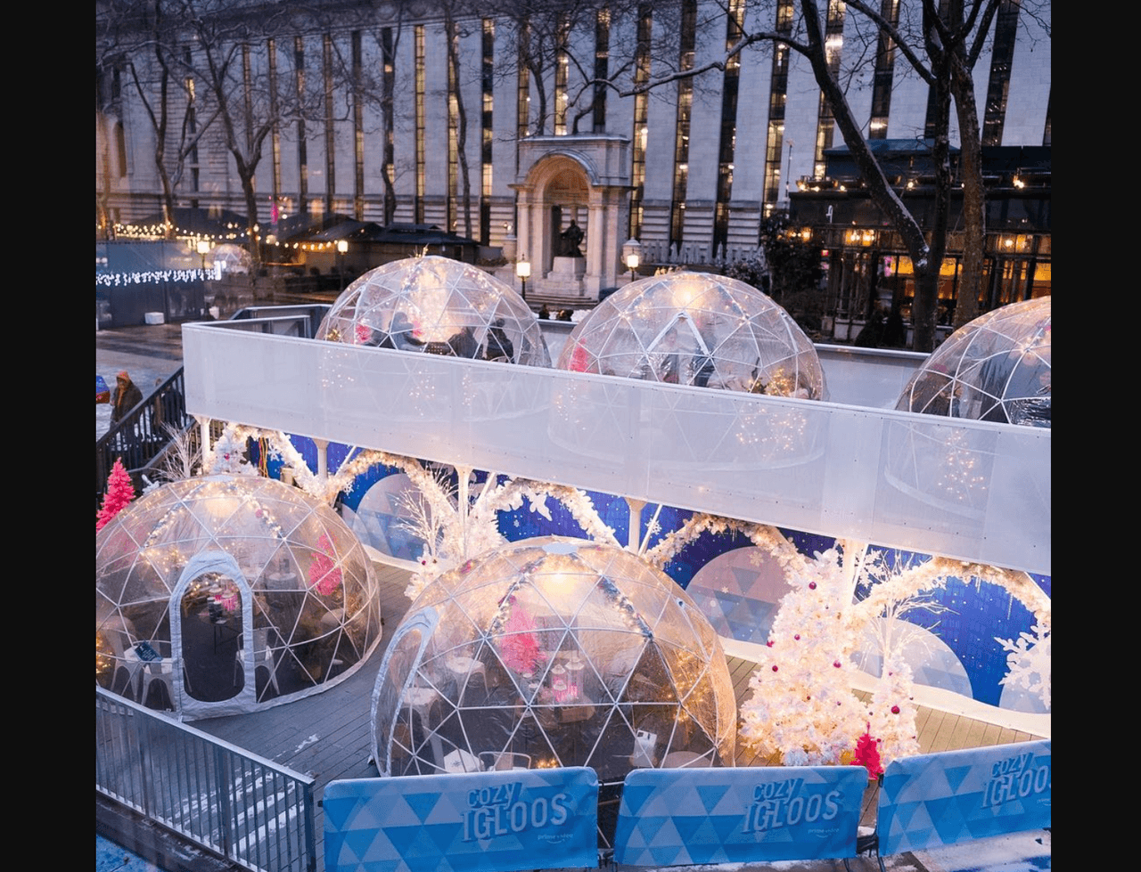 <b><a href="https://bryantpark.org/activities/cozy-igloos">Cozy Igloo Bryant Park</a></b>
<br>40-42 St. Midtown Manhattan
<br>Tel. (212) 768-4242
<br>
<b><a href="https://www.google.com/maps/dir/cozy+igloo+bryant+park/@32.9082737,-86.8417139,5z/data=!4m8!4m7!1m0!1m5!1m1!1s0x89c259aae7a0b1bd:0xb49cafb82537f1a7!2m2!1d-73.9832326!2d40.7535965">Cómo llegar</a></b>
<br>El 10 de noviembre, 2022, reabrieron los “Cozy Iglus”, a unos pasos de la pista para patinaje sobre el hielo. Su ubicación es perfecta porque están rodeados de una panorámica de Midtown Manhattan, sede de grandes edificios como
<b> Times Square y el Empire State Building</b>. Se especializan en comidas y bebidas propias de las fiestas de fin de año, pero eso sí: tienes que hacer reservaciones de antemano. El precio de los paquetes por 90 minutos comienza en $215. 
<br>