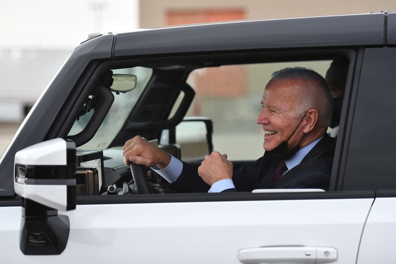 El presidente Joe Biden conduce la GMC Hummer EV 2022, la nueva camioneta eléctrica de GM, en la Factory ZERO.