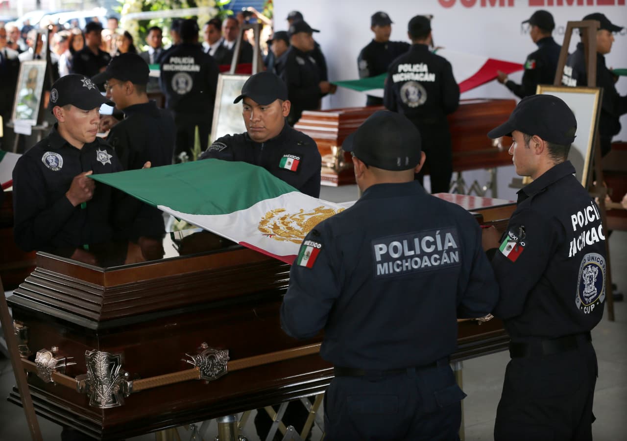 De acuerdo con el periódico 
<a href="https://www.eluniversal.com.mx/estados/revelan-que-policias-de-aguililla-habian-sido-amenazados" target="_blank">El Universal</a>, 
<b>desde hace algunos días los elementos de la Policía Estatal de Michoacán habían recibido amenazas por parte del Cártel Jalisco Nueva Generación sobre un atentado si no aceptaban trabajar para ellos. </b>
<br>