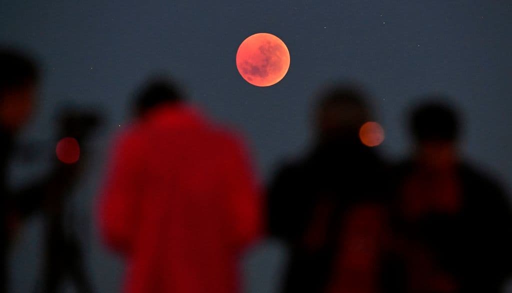 <b>Luna roja</b>: El color de la luna se torna un poco diverso debido a que, explica la NASA, “nuestra atmósfera filtra la luz a medida que pasa, suavizando el borde de la sombra de nuestro planeta y dando a la Luna un brillo rosado y profundo”.
