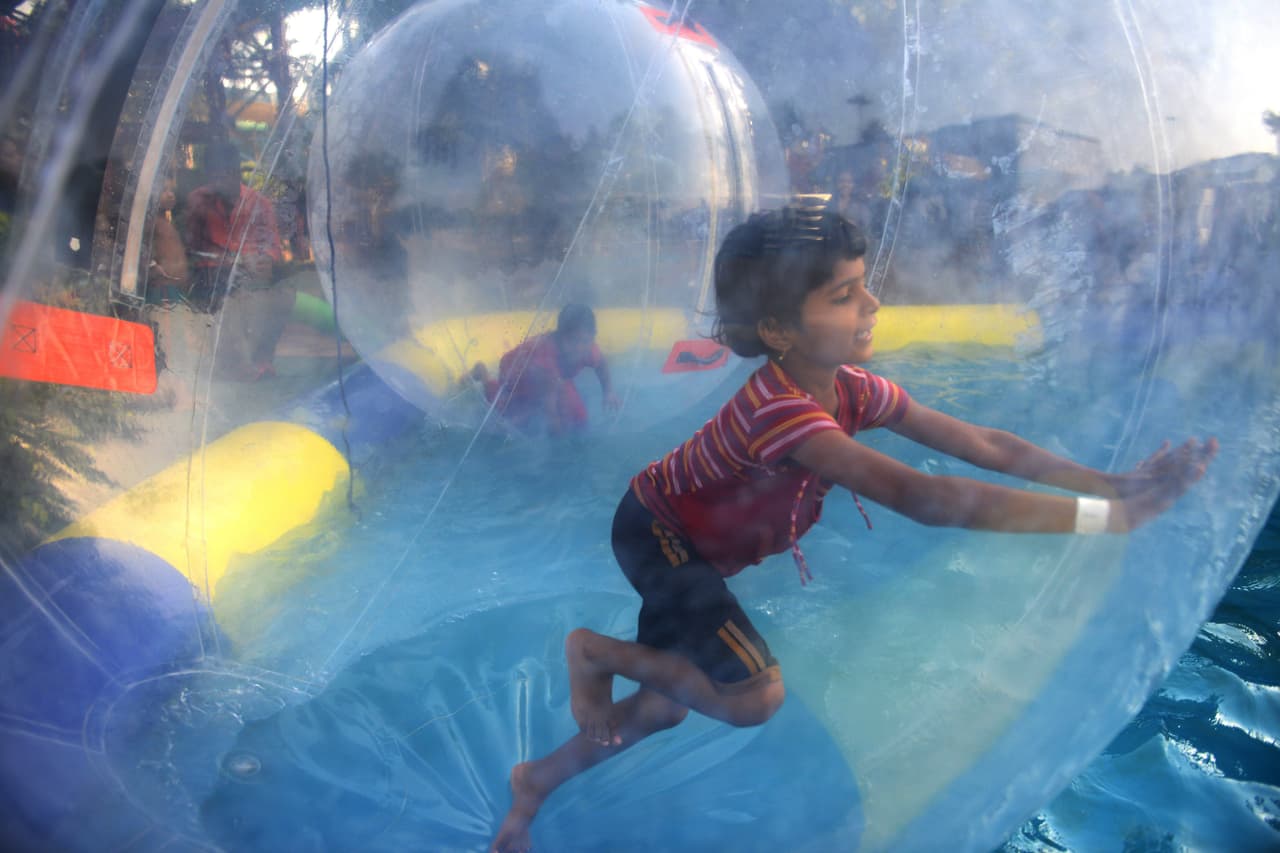 4-Los niños siempre deben estar acompañados en lugares públicos para evitar situaciones de riesgo, y viste a sus hijos de colores llamativos para que los pueda ubicar fácilmente.