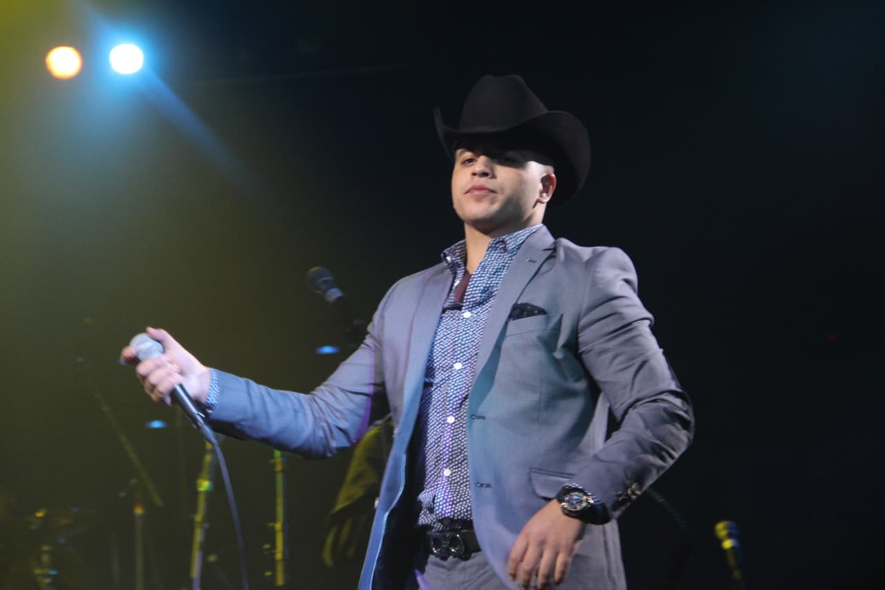 Jesús Mendoza es un talento sinaloense que va creciendo en popularidad, y los fans no se resistieron a sus corridos en este Concierto Privado de la 105.9 y Univisión Arizona, exclusivo para los fans de las estaciones de la familia Univisión.