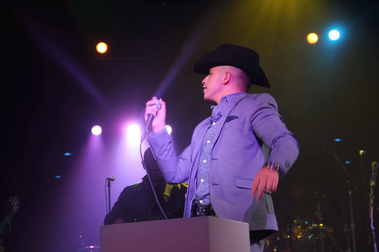 Jesús Mendoza es un talento sinaloense que va creciendo en popularidad, y los fans no se resistieron a sus corridos en este Concierto Privado de la 105.9 y Univisión Arizona, exclusivo para los fans de las estaciones de la familia Univisión.