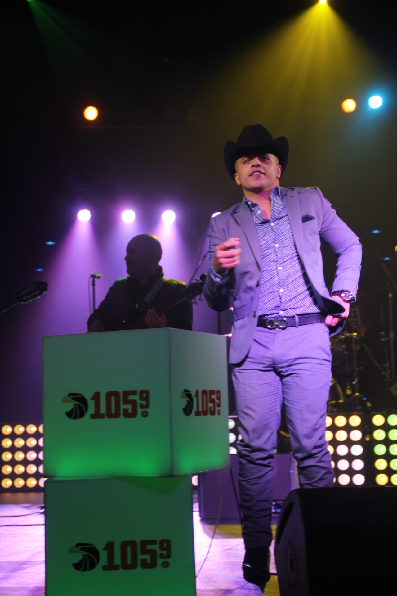 Jesús Mendoza es un talento sinaloense que va creciendo en popularidad, y los fans no se resistieron a sus corridos en este Concierto Privado de la 105.9 y Univisión Arizona, exclusivo para los fans de las estaciones de la familia Univisión.