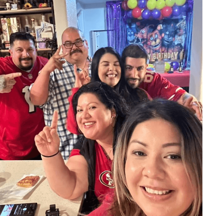 Raúl Reyes celebra en familia el pase de los 49ers al Super Bowl.