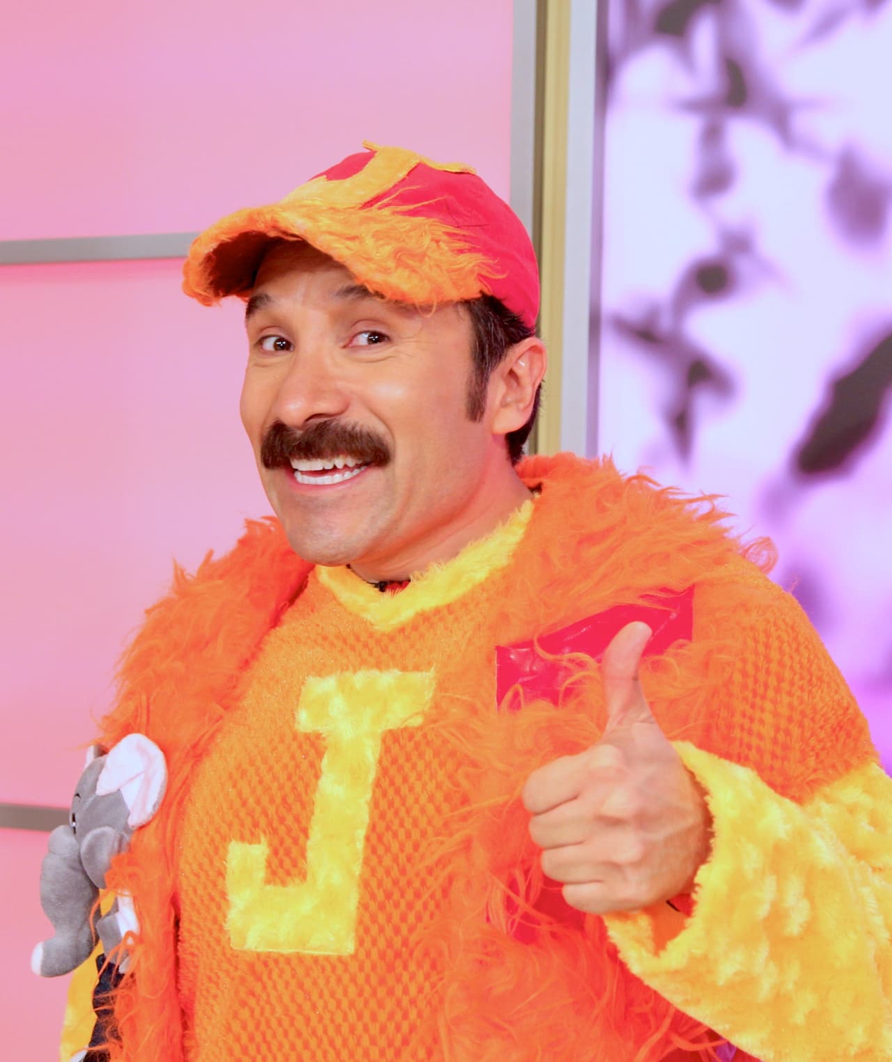 El actor y cantante mexicano de 49 años comenzó sus estudios actorales después de titularse en la carrera de Administración de Empresas en la UNAM.