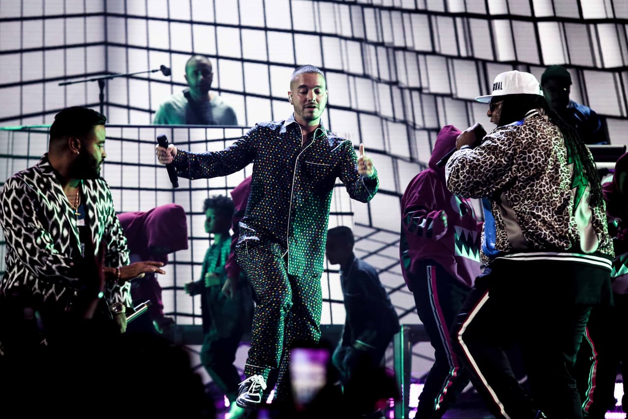 ¡Hasta que
<b><a href="https://www.univision.com/especiales/premios-juventud/desde-balenciaga-a-versace-pasando-por-nike-estos-tenis-se-robaron-la-gala-de-premios-juventud-fotos"> J Balvin </a></b>comenzó su presentación!