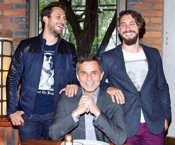 Emiliano es el menor de la familia Zurita Bach, los dos hijos heredaron la galanura y talento de su padre Humberto.