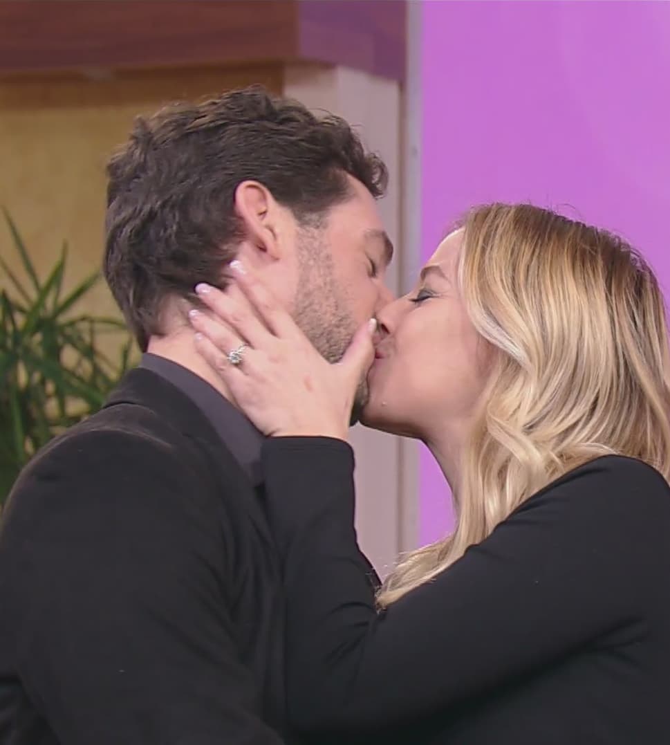 Para finalmente mostrar el gran amor que se tienen con un beso y prometiendo que muy pronto darían más detalles de la boda.