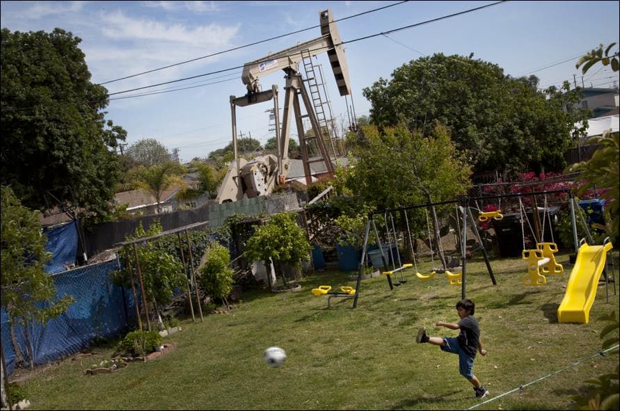 Jugar al aire libre siempre es recomendado por los médicos. Sin embargo, en presencia de una alta densidad de contaminantes atmosféricos debido a la extracción petrolera, los especialistas sugieren tener precaución y no exponerse por periodos prolongados.