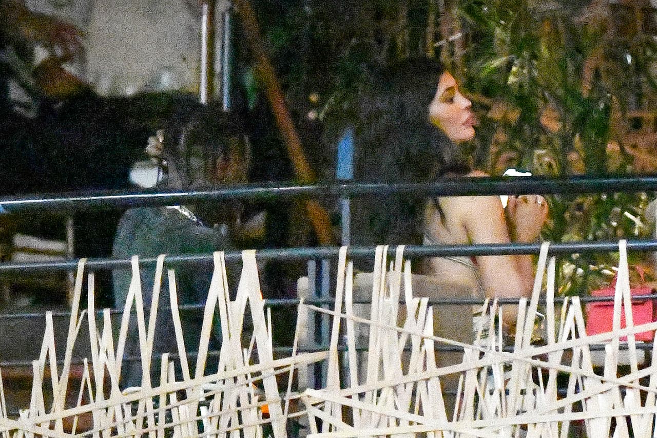 Una fuente dijo a People que Jenner y Scott cenaron con un grupo de amigos en Komodo antes de dirigirse al club LIV, donde él dio un concierto. 
<br>