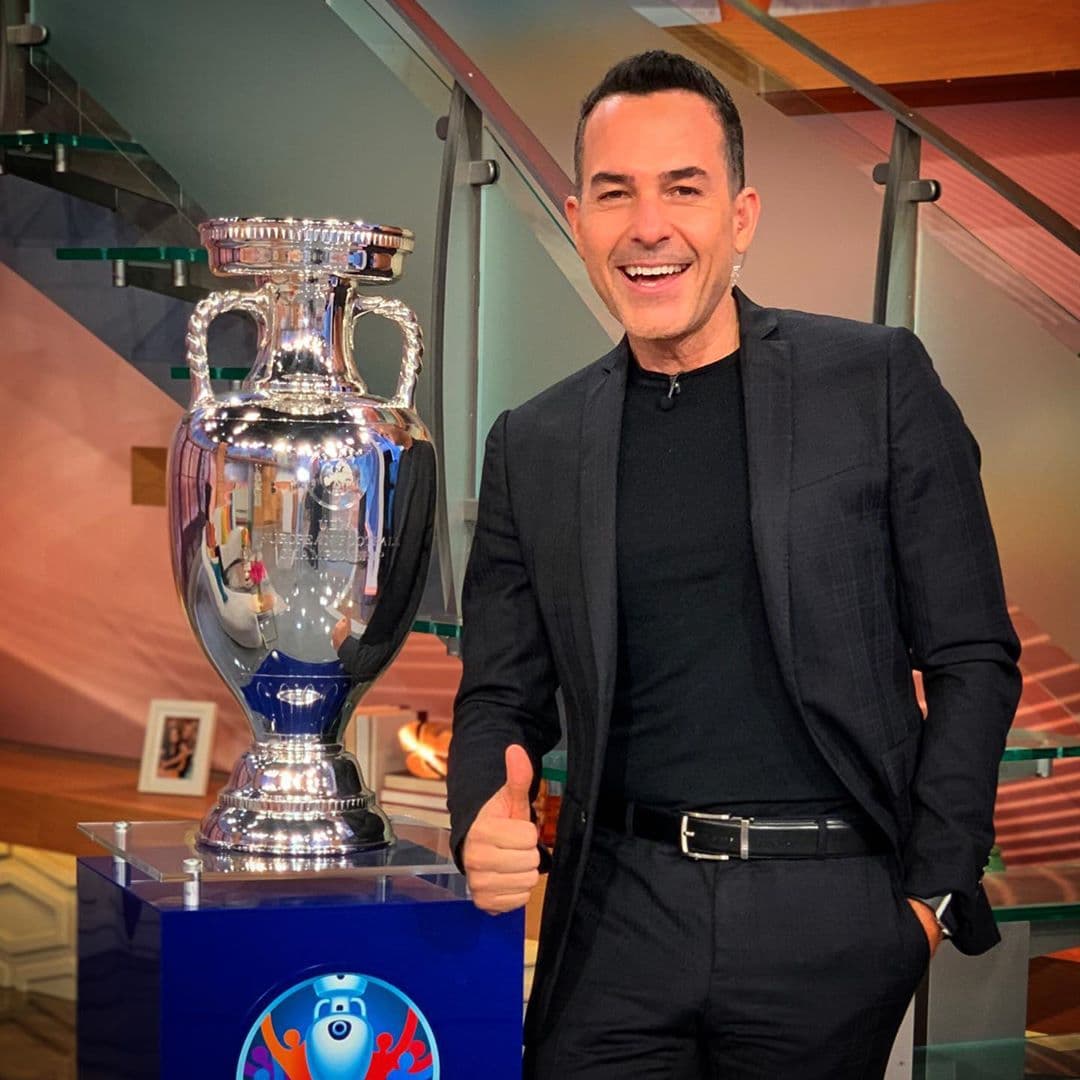 ¿Cómo que se quedaba fuera? Carlos Calderón también posó junto al trofeo del Campeonato Europeo de la UEFA.