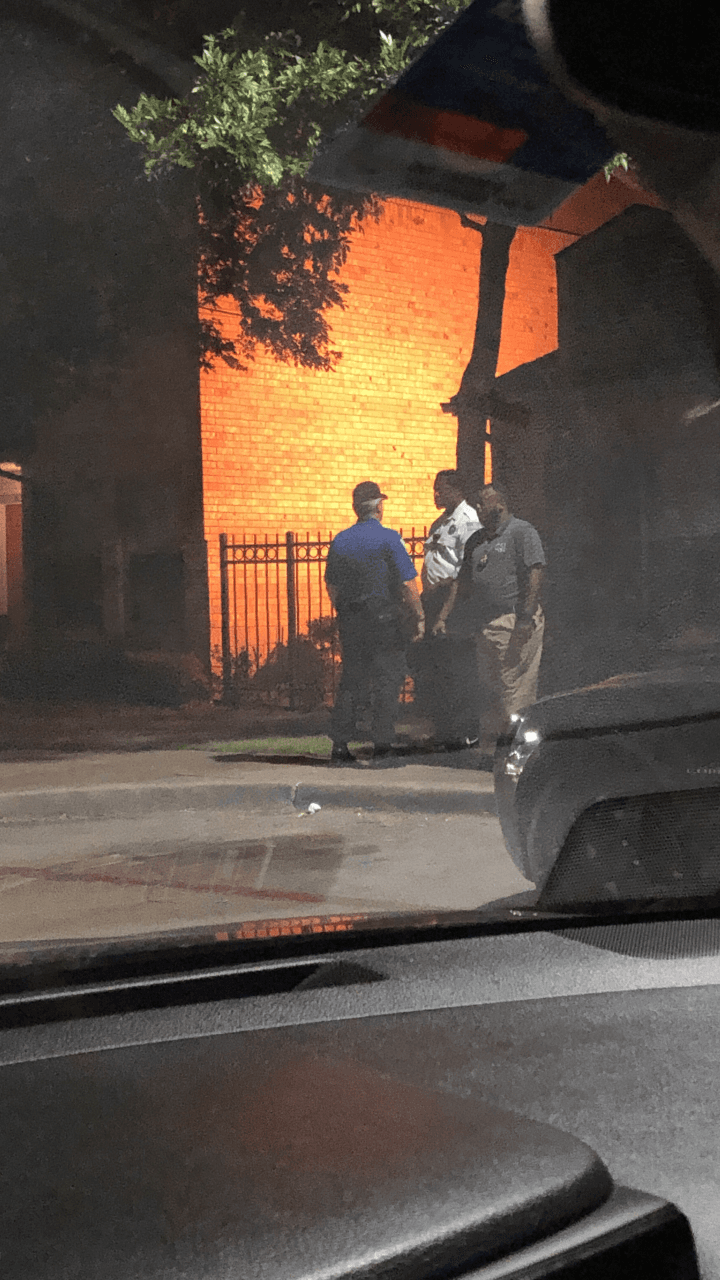 Los presuntos pandilleros buscaron a su enemigo detrás de uno de los edificios del complejo residencial.