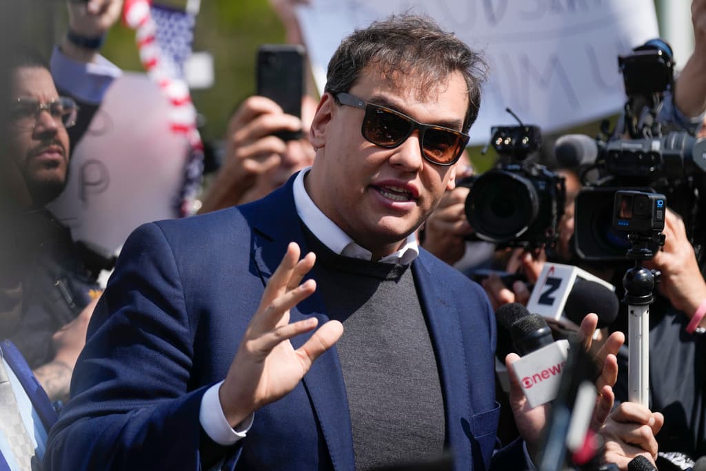 El representante republicano George Santos enfrenta 13 cargos criminales, entre ellos lavado de dinero