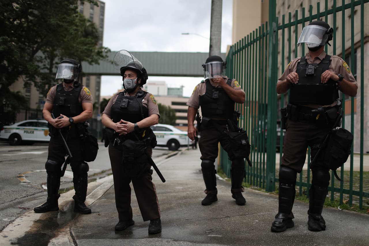 Los policías observaron la manifestación pero durante las horas de la tarde no hubo ningún roce entre los manifestantes y las autoridades.