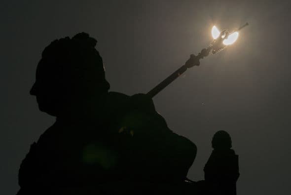 Aquí el eclipse visto sobre el techo del Museo de Historia Natural en Viena, Austria.