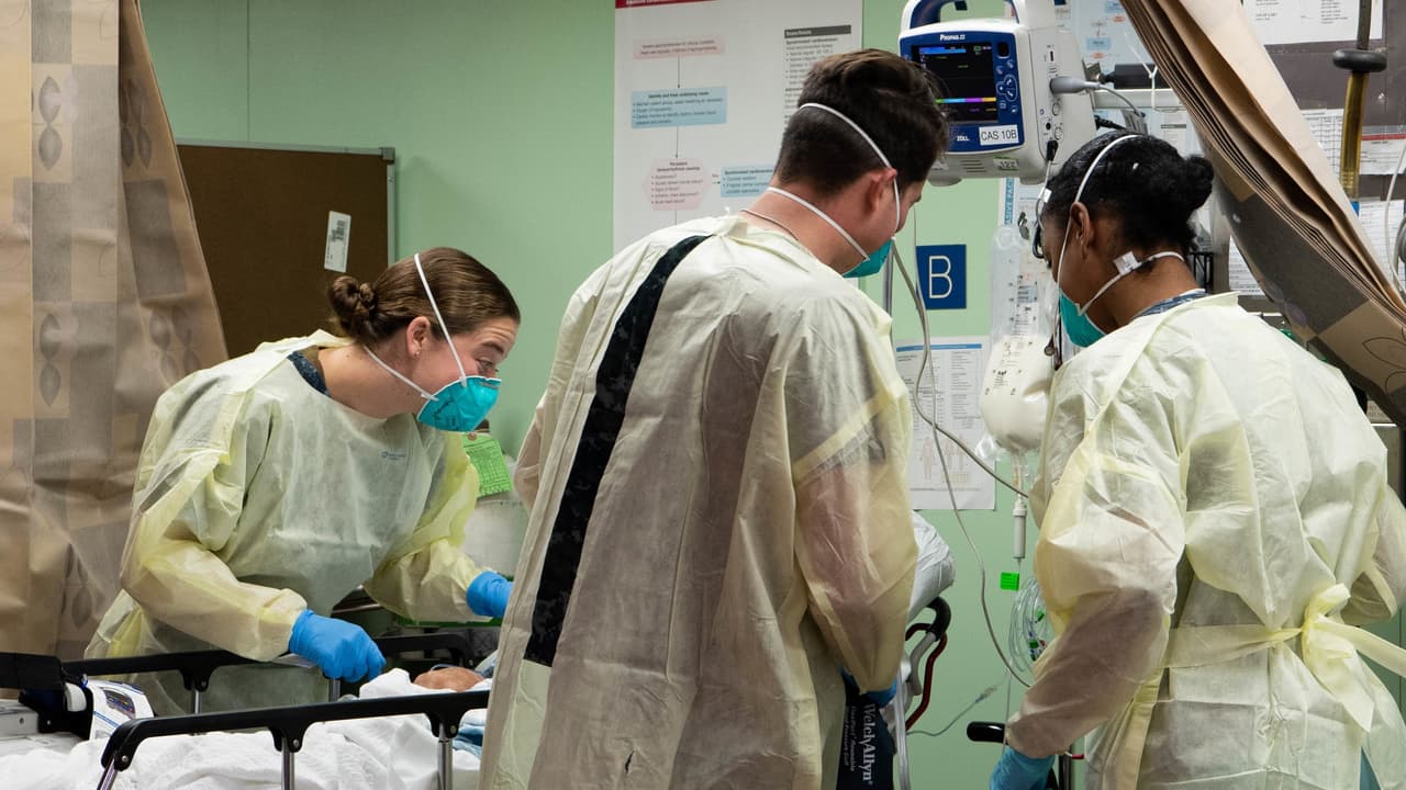 Se registran al menos 800 muertes por covid-19 al día y aumento de hospitalizaciones en EEUU