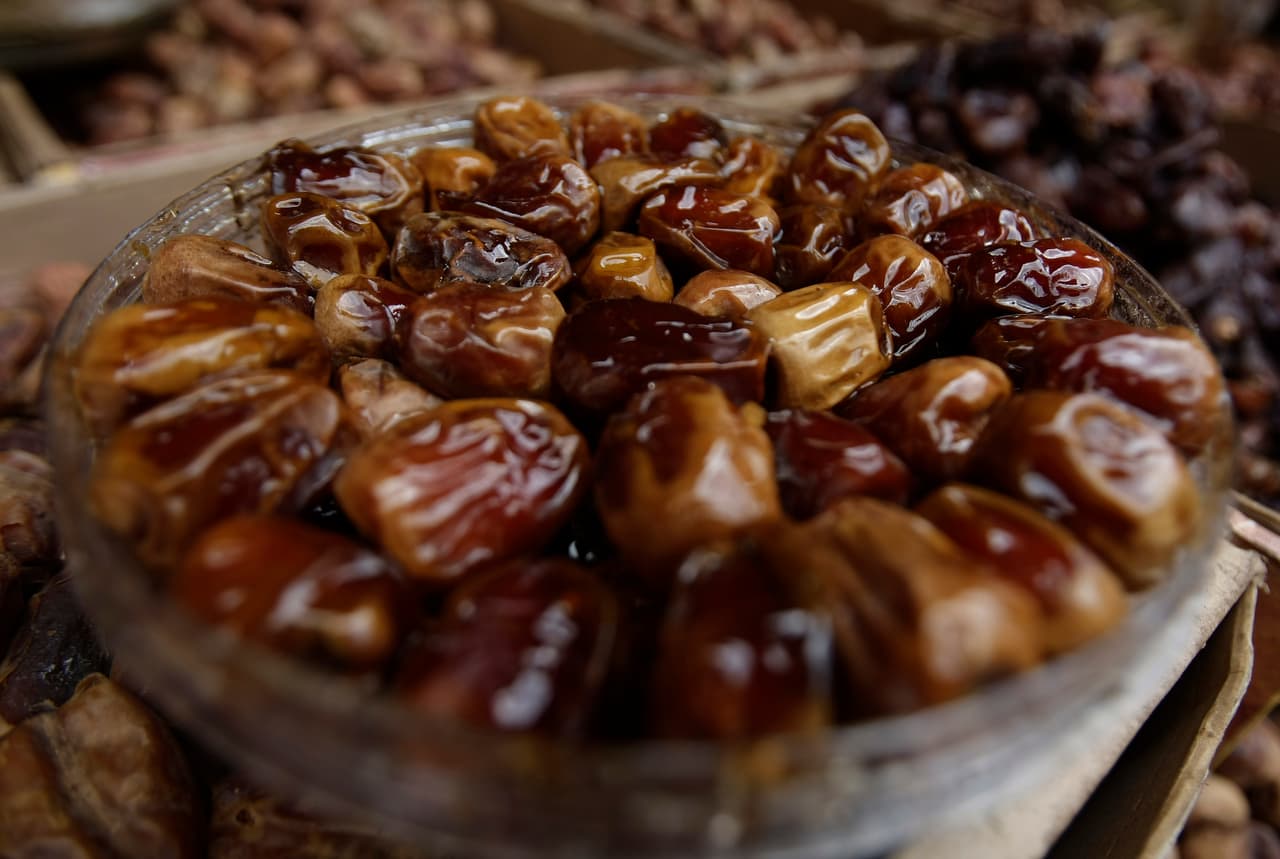 Imagen de un vendedor yemení, sin ser visto, muestra los dátiles vendidos en su tienda en un mercado en Sanaa, Yemen, el martes 2 de julio de 2013.
