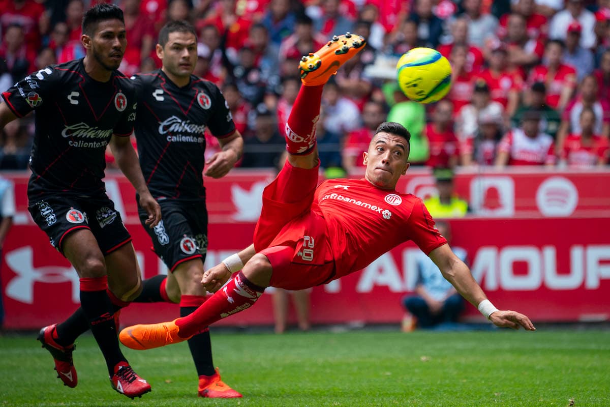 En el minuto 37 llegaría el doblete de Uribe, que con una chilena en el área puso el 2-0 y el Nemesio Diez estalló en júbilo.