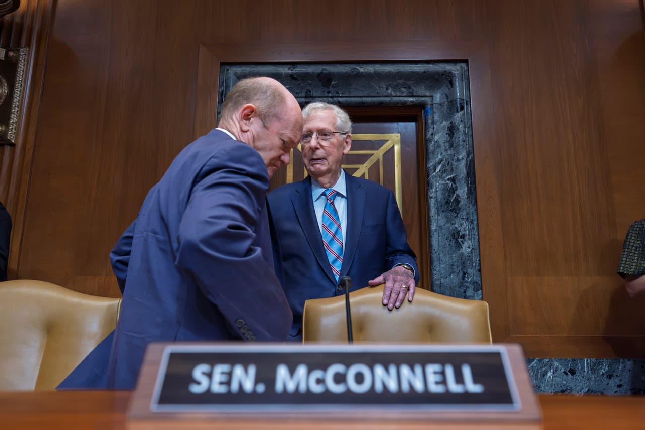 El senador Mitch McConnell, republicano por Kentucky, a la derecha, presidente del Subcomité de Asignaciones para la Defensa del Senado.