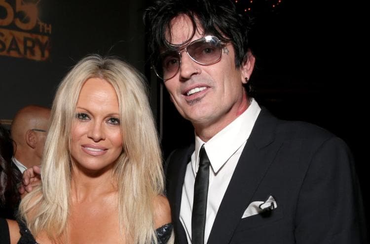 <b>Pamela Anderson </b>y 
<b>Tommy Lee</b> se conocieron en 1995 y antes de cumplir 100 horas juntos se casaron, tuvieron 2 hijos y se separaron tres años después. Aunque pareciera que estuvieron poco tiempo juntos, hicieron un escandaloso video porno, además de que fueron multados varias veces por tener sexo en lugares públicos. En 2003 confesaron que el sexo luego de la separación seguía siendo algo recurrente.