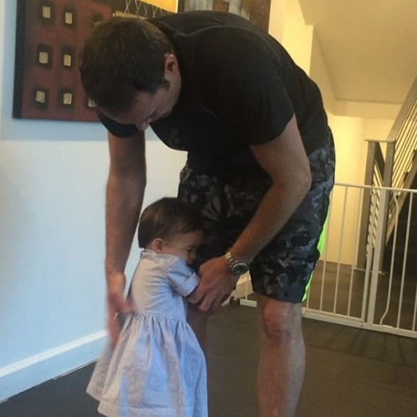 Asi se divierten los Tacher. A Baby Michelle le encanta abrazar la pierna de su papi para que le haga el sube y baja humano (Septiembre 30, 2016)