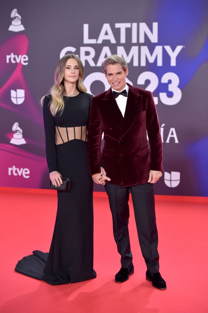 Astrid Klisans y el cantante Carlos Baute también desfilaron por la alfombra roja.