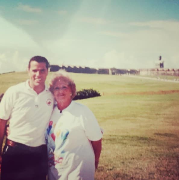 "Recuerdo que uno de mis sueños más grandes era llevar a mi mamá a viajar, pues hasta entonces ella no había tenido los recursos económicos para hacerlo. Aquí en Diciembre de 1999 cuando hacíamos "Atinale al Precio" pude por fin cumplirle sus sueños de conocer otros lugares del mundo y fuimos al hermoso Puerto Rico ..." (Febrero 4, 2017)