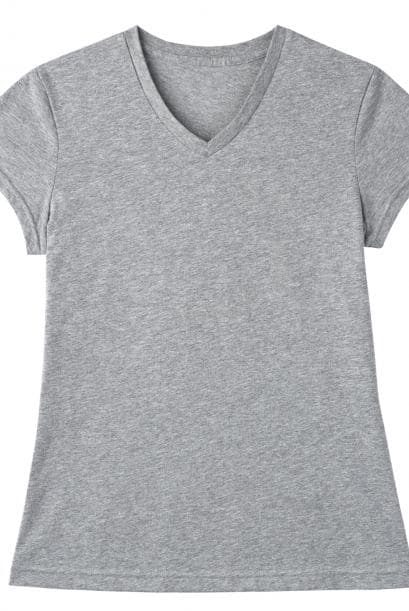 Telas elásticas y escotes. Busca prendas con telas elásticas y tejidos livianos que abracen tu cuerpo y destaquen su línea natural.