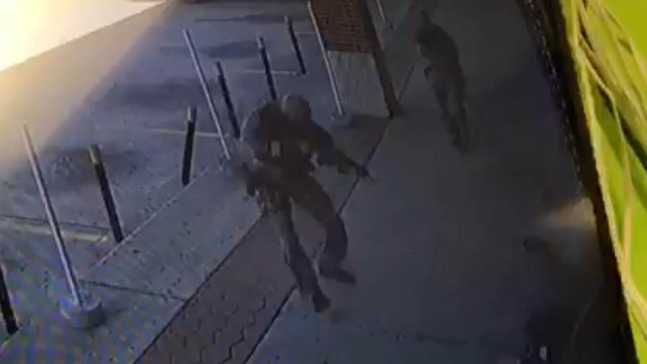 La camioneta y las autoridades llegan a la parte trasera de este centro comercial.