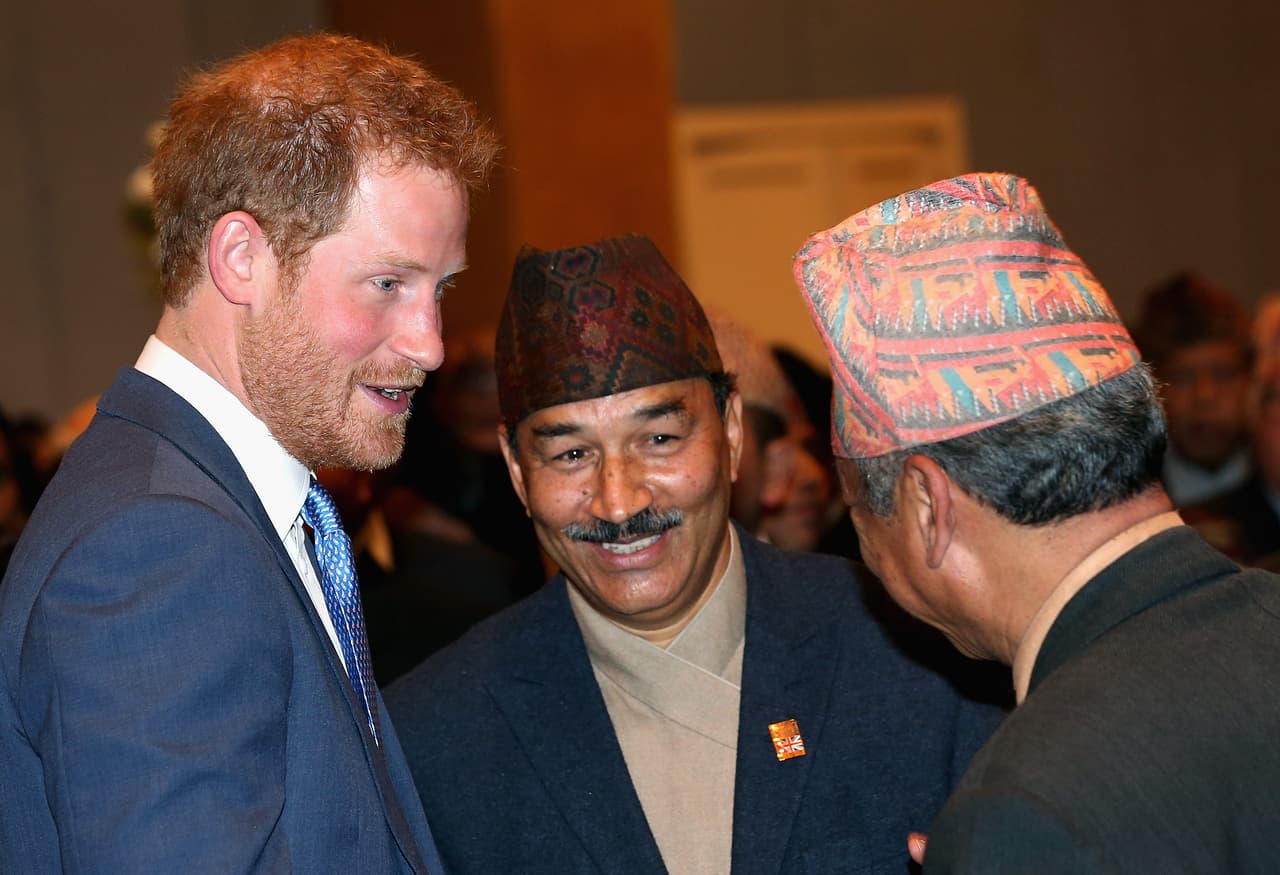 Siente que ella lo ve desde el Cielo, con lágrimas en los ojos.