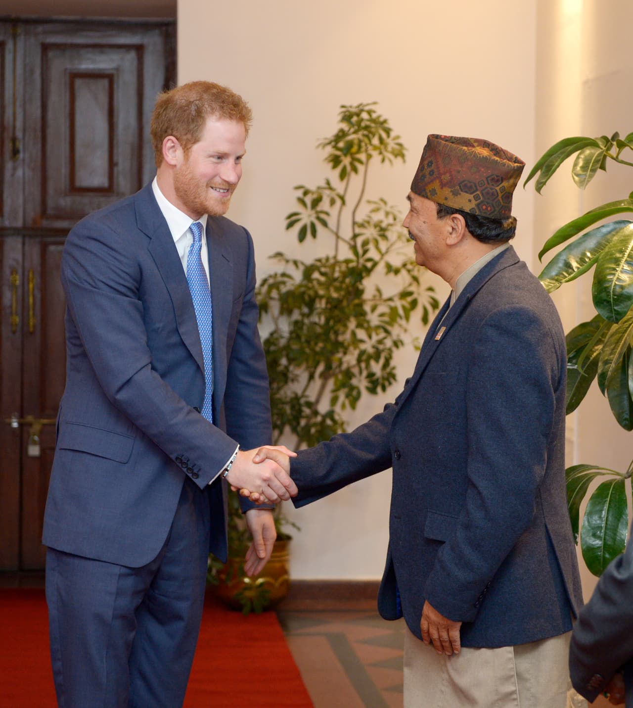 Se reunió con oficiales del gobierno.