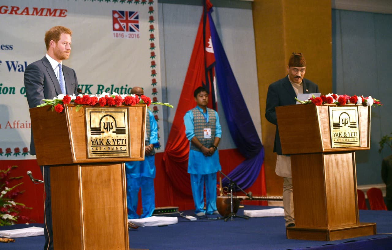 Ahí, en el hotel Yak and Yeti, dio un discurso oficial.