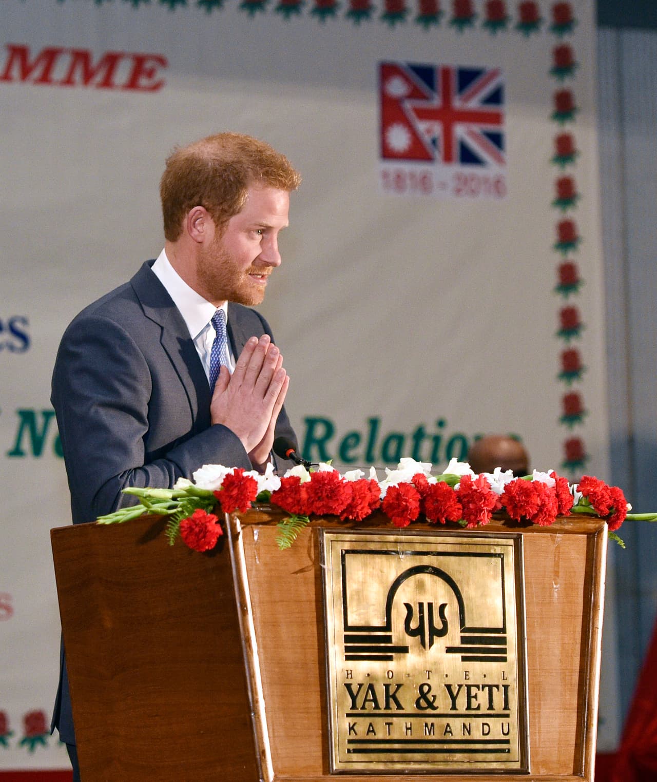 También dio un tradicional Namaste.