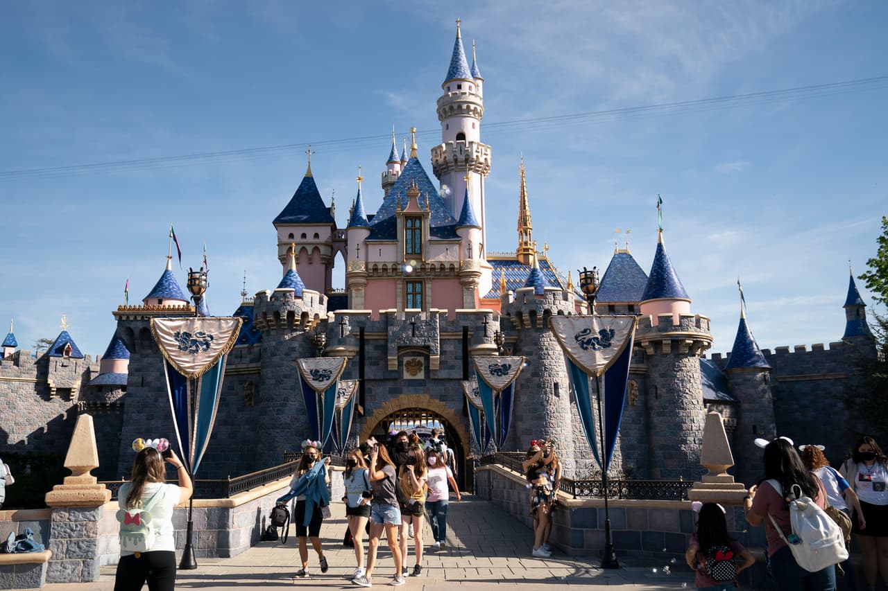 Empleada de Disneyland muere tras caer de un carrito de golf detrás de un escenario en el parque