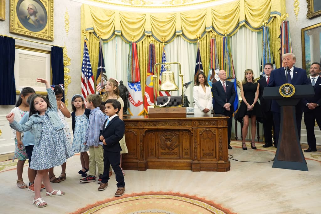 <b>Las 'Trump Accounts'</b> están 
<b>disponibles desde el sábado, 4 de julio, </b>pero no fue hasta el lunes cuando entró en acción 
<b>la aplicación</b> a través de la cual padres y tutores tienen acceso a la inversión de sus hijos. 
<br>Cabe recordar que los menores no podrán tocar ese dinero hasta que cumplan la mayoría de edad.