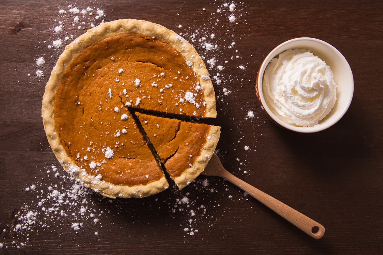 Este postre es parte de la celebración del
<a href="http://www.univision.com/temas/thanksgiving"> <b>Día de Acción de Gracias</b></a>
<b> </b>tanto como el pavo. El puré de calabaza es uno de los ingredientes clave y, aunque no lo creas, los expertos sugieren que uses puré enlatado en lugar de hacerlo en casa. La razón: la textura de las calabazas puede hacer la textura del puré mucho menos aterciopleada de lo que este postre requiere.