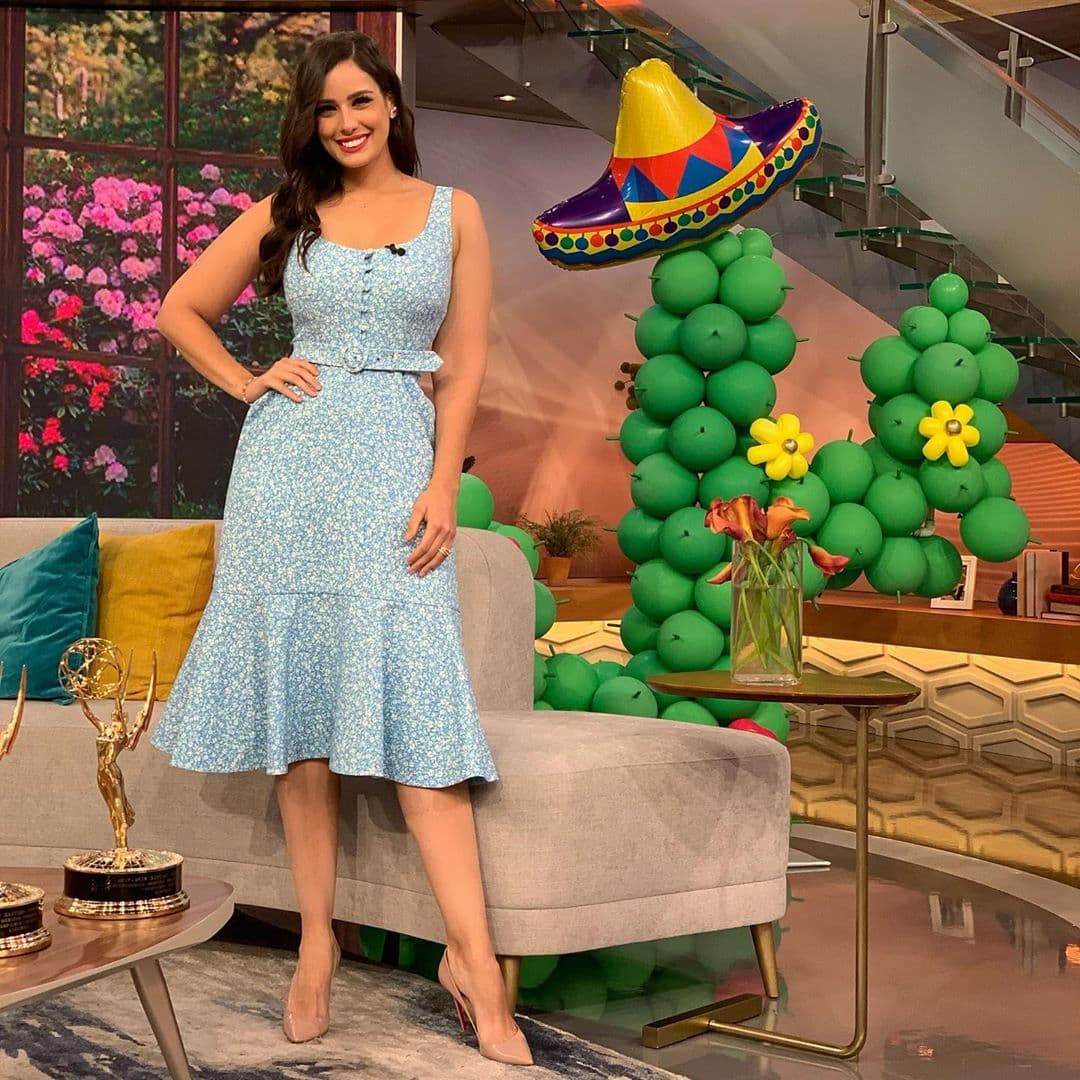 ¿Qué tal este vestido de corte tres cuartos en color celeste? Con este femenino vestido posó en nuestra fiesta del 5 de mayo.