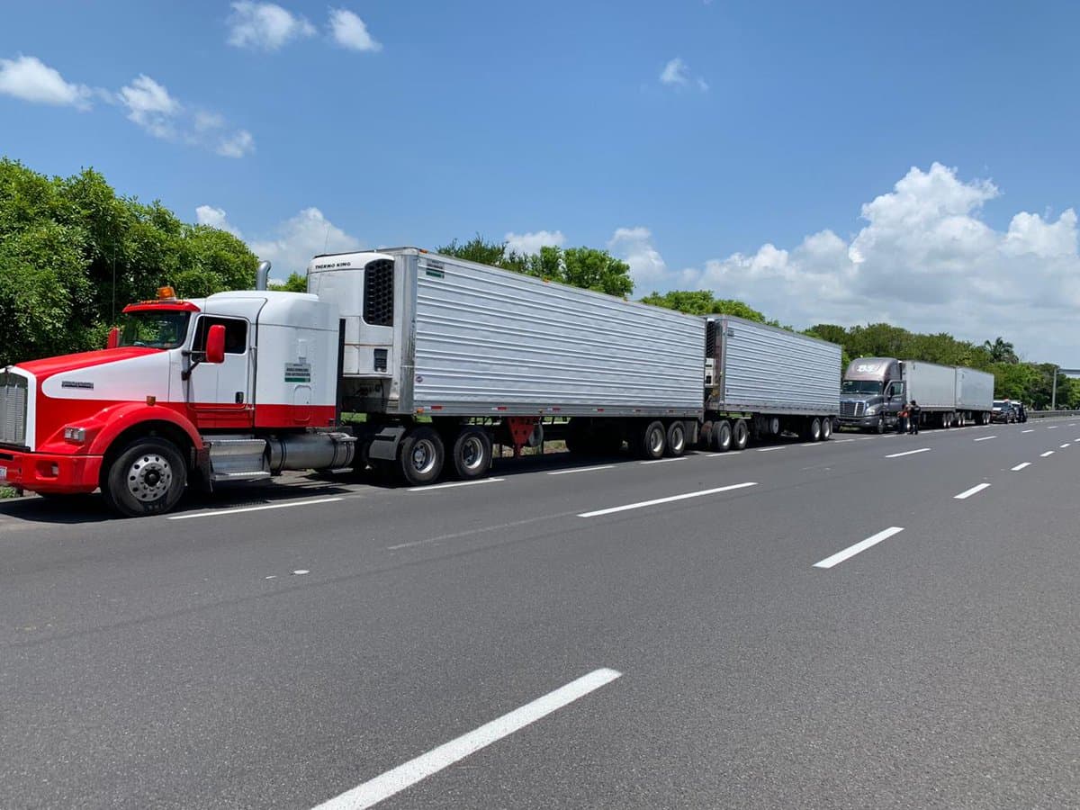 Hallan a casi 800 migrantes centroamericanos hacinados en 4 tráileres en el sur de México