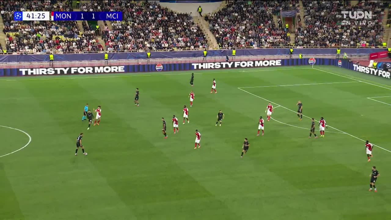 ¡TIRO ATAJADO! disparo por Tijjani Reijnders.