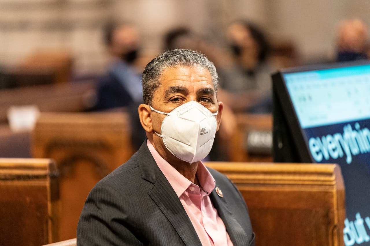 <i>Era necesario que un hombre negro fuera asesinado ante las cámaras para que las fuerzas del orden rindieran cuentas.</i>
<br>
<br>
<i>Nada le devolverá la vida a George Floyd. No puede haber justicia para uno hasta que haya justicia para todos. </i>
<br>
<br>
<i>Tenemos mucho más trabajo que hacer. </i>
<br>
<br>
<i>#BlackLivesMatter.</i>
<br>
<br>
<b>Rep. Adriano Espaillat (D-NY)</b>