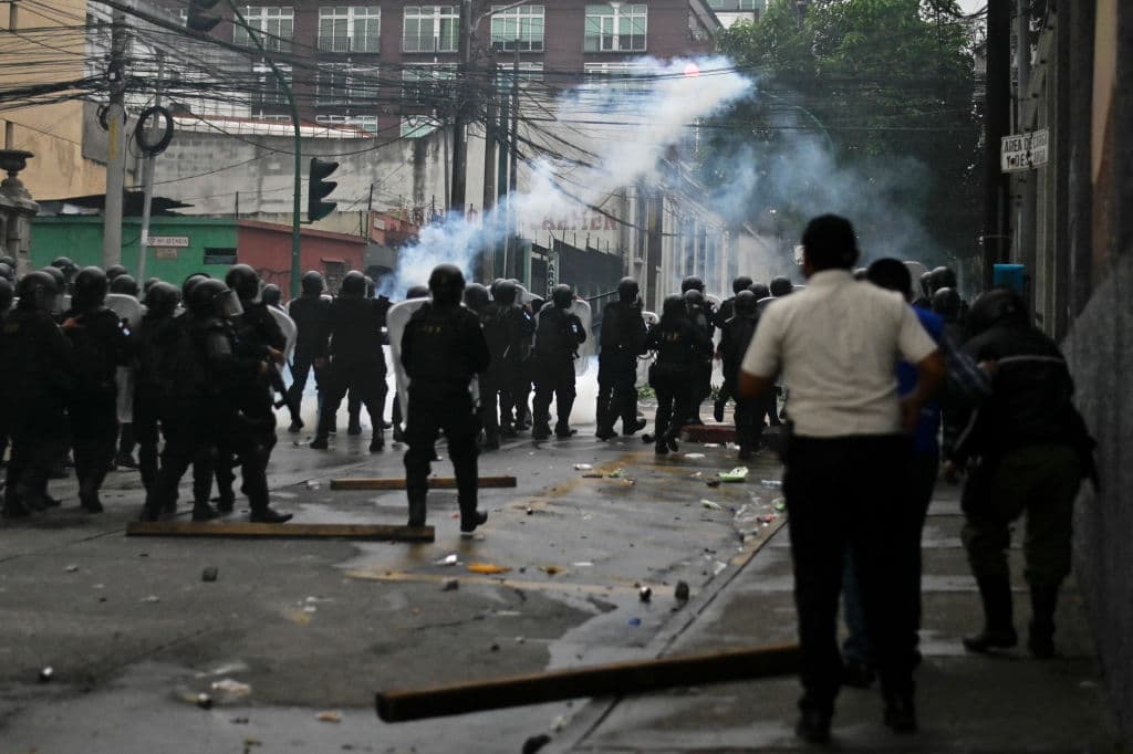 <b>Más de 200 de efectivos antidisturbios</b> de la Policía Nacional Civil de Guatemala participaron en la operación y lanzaron gases lacrimógenos contra los manifestantes. 
<b>Tres horas y media después</b> lograron retomar el control del Congreso, que se mantuvo custodiado durante la jornada.