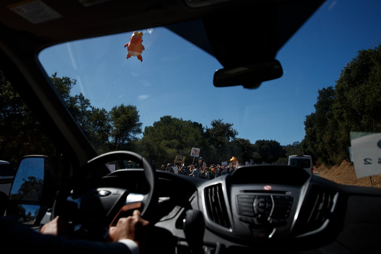 “Queremos dejarle saber a la gente que no es bienvenido aquí… a los californianos realmente no nos gusta que este aquí. Está destrozando el medio ambiente”, dijo Chris West, miembro de la organización Backbone Campaign que preparó el vuelo del 'bebé Trump'.