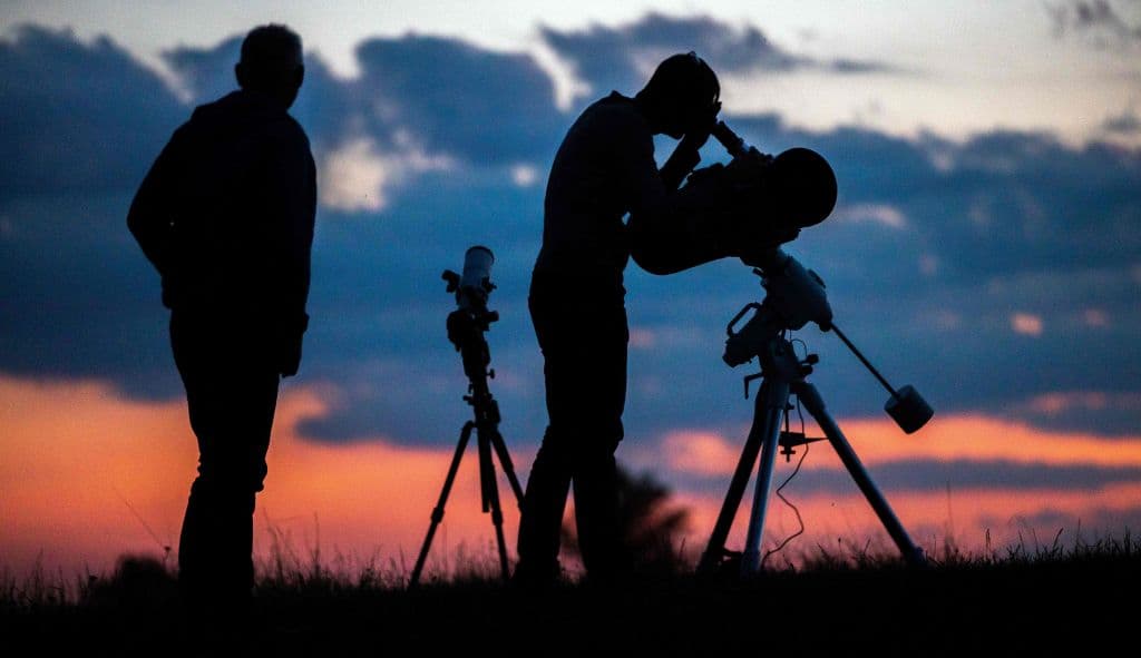 “Esto ocurrirá cuando se origine la penumbra, esa sombra parcial en punto de la 1:47 a.m., al llegar a esa sombra total durante las horas de la madrugada”, agregó González. El eclipse total ocurrirá a partir de las 4:20 y finalizará a las 5:53 a.m.