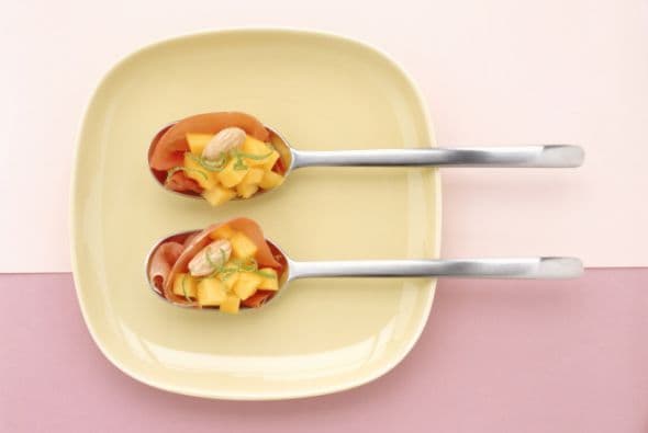 Cubiertos De preferencia utiliza de metal, sin mangos de color o bien con mangos negros, blancos o grises. La cantidad de cucharas, tenedores o cuchillos dependerá del número de invitados y del tipo de platillos que deseas ofrecer.