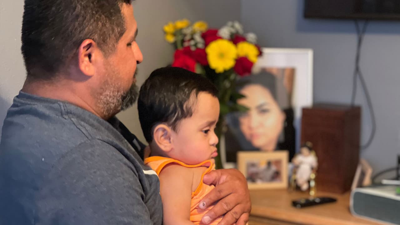 Aunque el pequeño no tuvo la oportunidad de conocer a su madre, 
<a href="https://www.univision.com/local/houston-kxln/cumple-un-ano-de-vida-el-bebe-cuya-madre-perdio-la-batalla-contra-el-coronavirus-antes-de-dar-a-luz-video">Alfredo asegura que un pedacito de ella vive en él</a>. "Cualquier lugar que llegaba era risa y risa con las personas y aunque no las conociera, hacía plática, se reía. El niño está igual, cualquier persona que lo mira luego luego se sonríe" dijo.
