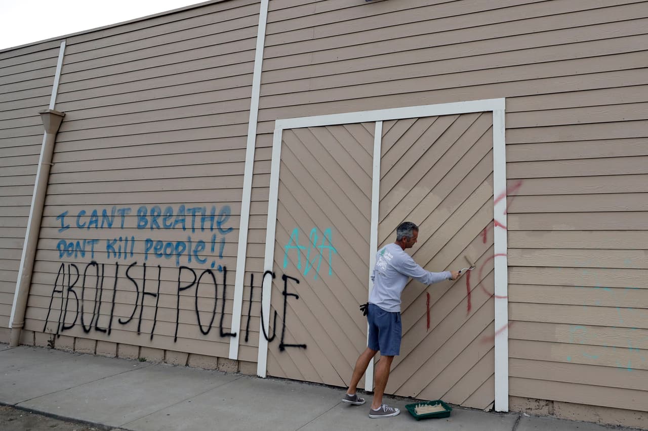 Los graffitis con mensajes de venganza y amenazas también formaron parte de los actos vandálicos del fina de semana.