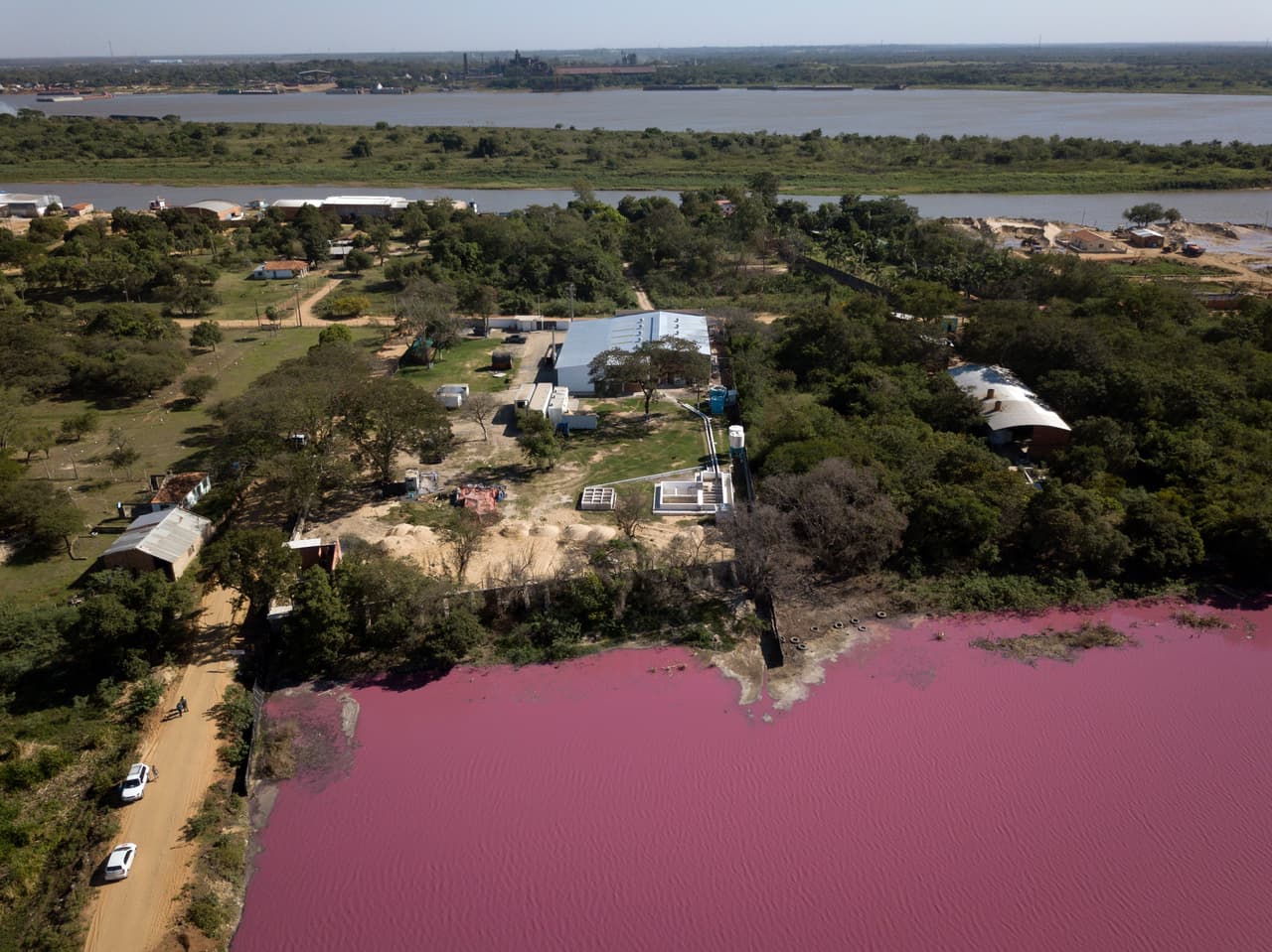 La llamada Laguna 'Cerro' una de tantas que se forman como meandros del río Paraguay, era cristalina hasta hace cuatro meses, pero en la localidad de Limpio, a solo 18 millas (30 km) de la capital paraguaya, el líquido comenzó a cambiar de color, en coincidencia con el inicio de la cuarentena por la pandemia.