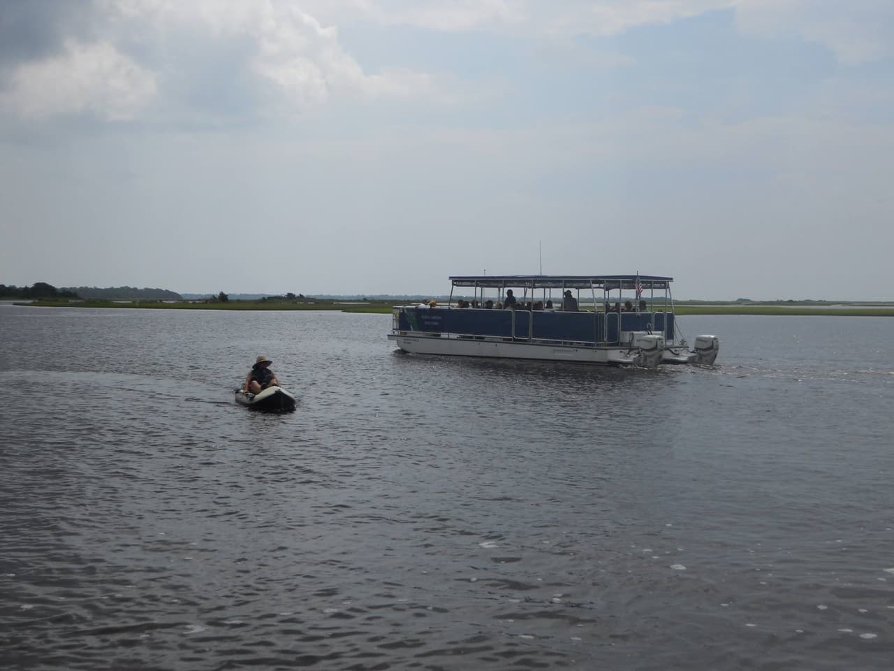 Un ferry de pasajeros transporta a los visitantes a la prístina playa que brinda la oportunidad de acampar junto al mar, una experiencia única entre los parques estatales de Carolina del Norte.