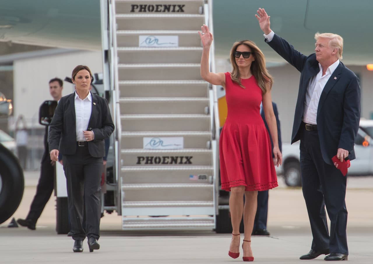 Si el negro y el azul oscuro han sido una constante en estos pocos días de gobierno, el tono rojo ha sido el mayor protagonista del armario de la primera dama, quizás como una manera de hacer eco del color del partido de su marido, y de combinar con su siempre favorito color de corbata. Durante un mítin en Florida, el sábado 18 de febrero,
<b>Melania Trump eligió un vestido sin mangas y de corte a la cintura de la marca inglesa Alexander McQueen.</b>